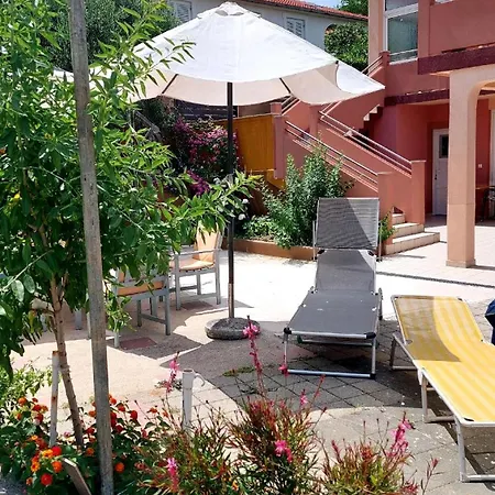Olive House Rab Apartament *